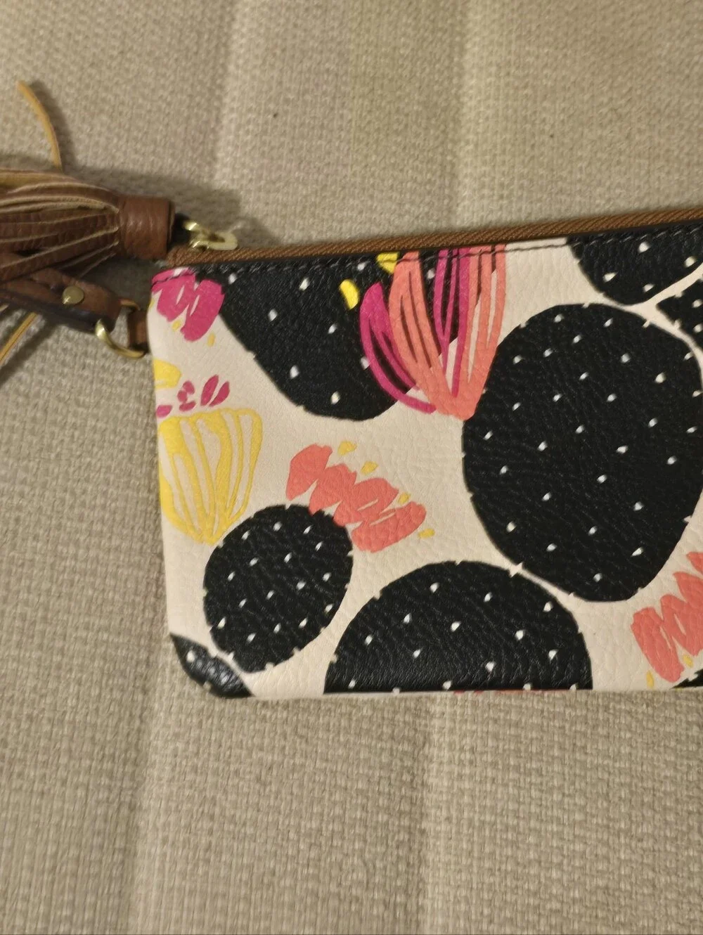 Fossil Tara Wristlet Black Floral Abstract Print Pebbled Leather Zip